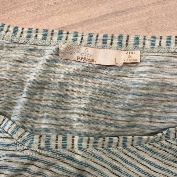 Woman’s Short Sleeve Prana Crop Top Blue and White Size Large - Picture 3 of 6